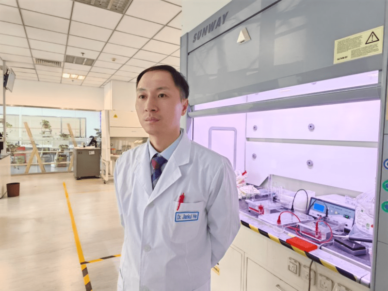 贺老师在实验室